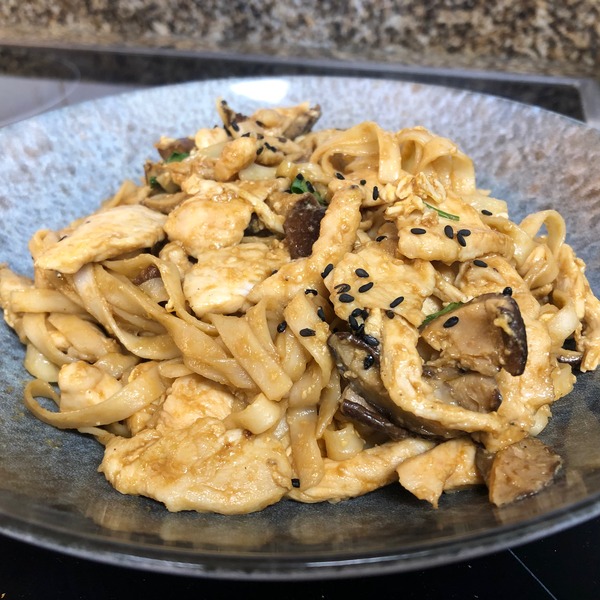 Chicken and Shiitake Stir-Fried Noodles – 香菇鸡肉炒面